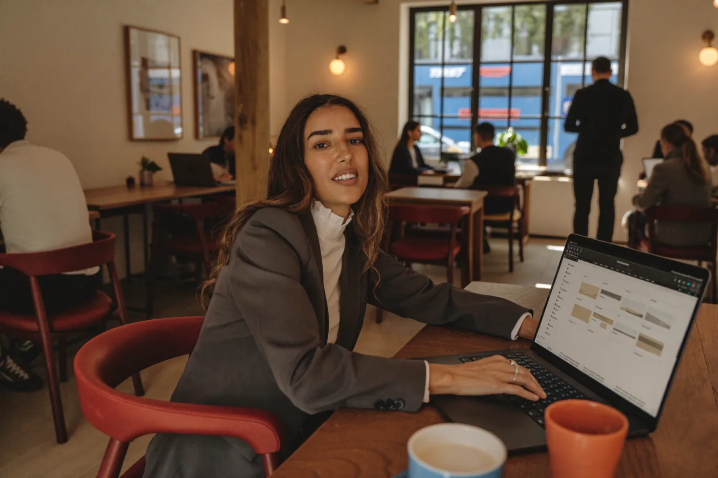 MKB-ondernemer kiest zakelijke software op een laptop in een café-werkplek